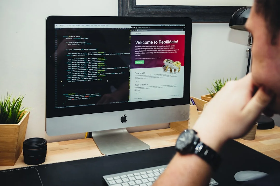 Un espace de travail contemporain avec deux écrans d’ordinateur affichant des projets de conception web, mettant en avant la technologie et l’efficacité.